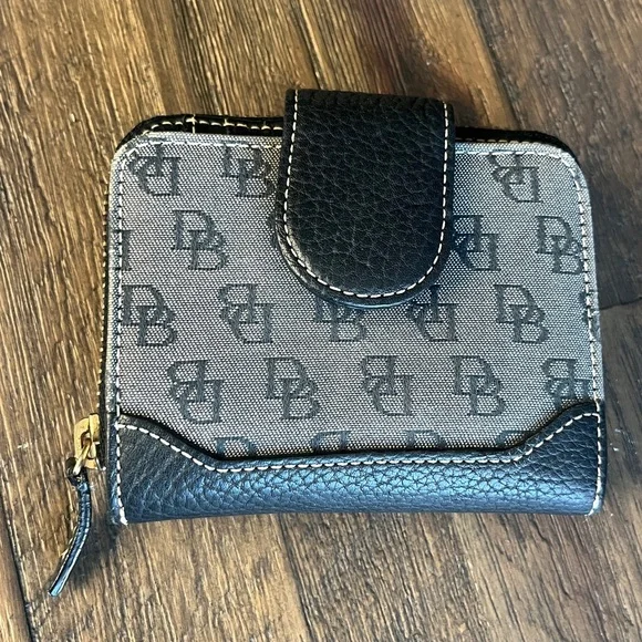 Dooney & Bourke Vintage Signature Logo Zip around wallet - Picture 3 of 16